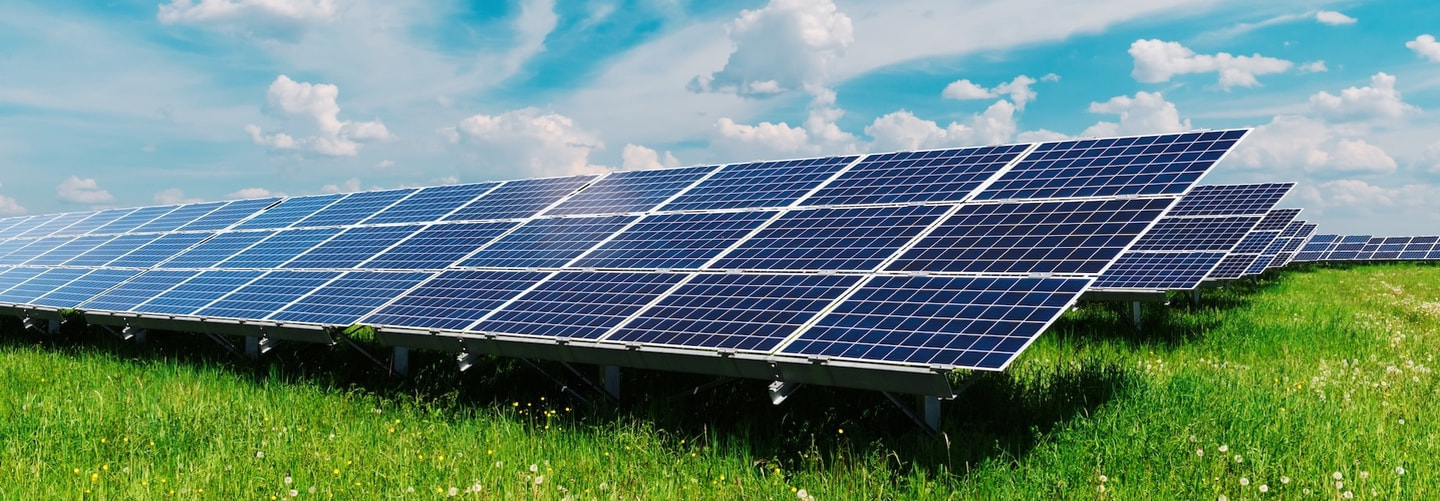 野立ての太陽光パネル